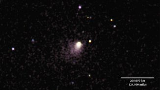 Dieses Kompositbild des Kometen C/2013 A1 Siding Spring basiert auf Bildern, die das UVOT-Instrument zwischen dem 27. und dem 29. Mai 2014 gemacht hat. Das von der Koma des Kometen reflektierte Sonnenlicht erscheint gelblich. Violette Farbtöne kennzeichnen ultraviolettes Licht, das von Hydroxylmolekülen stammt. (NASA / Swift / D. Bodewits (UMD), DSS)