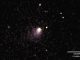 Dieses Kompositbild des Kometen C/2013 A1 Siding Spring basiert auf Bildern, die das UVOT-Instrument zwischen dem 27. und dem 29. Mai 2014 gemacht hat. Das von der Koma des Kometen reflektierte Sonnenlicht erscheint gelblich. Violette Farbtöne kennzeichnen ultraviolettes Licht, das von Hydroxylmolekülen stammt. (NASA / Swift / D. Bodewits (UMD), DSS)