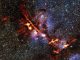 Diese Sternentstehungsregion ist als Katzenpfotennebel bekannt und birgt viele massereiche Sterne in ihrem Innern. Das Bild basiert auf Beobachtungsdaten des Visible and Infrared Survey Telescope for Astronomy (VISTA) und des Atacama Pathfinder Experiment (APEX). (ArTeMiS team / Ph. André, M. Hennemann, V. Revéret et al. / ESO / J. Emerson / VISTA Acknowledgment: Cambridge Astronomical Survey Unit)