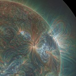 Diese Kombination aus drei Wellenlängen, registriert vom Solar Dynamics Observatory (SDO), zeigt einen der Jets, die zu einer Reihe solarer Ausbrüche führten. Das Licht wurde in rot, grün und blau coloriert. (Alzate / SDO)