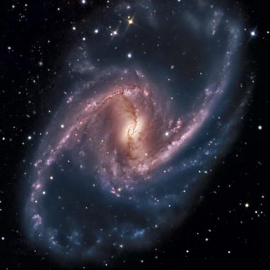 Ein Bild der Galaxie NGC 1365, deren Kern ein massereiches Schwarzes Loch enthält, das aktiv Materie ansammelt. Veränderungen in der Eisen-Emissionslinie aus dem Nukleus ermöglichten die Bestimmung der Rotation des Schwarzen Lochs. (SSRO-South (R. Gilbert, D. Goldman, J. Harvey, D. Verschatse) - PROMPT (D. Reichart))