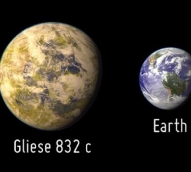 Künstlerische Darstellung des neu entdeckten Planeten GJ 832c (links) im Vergleich zur Erde (rechts). (PHL, University of Puerto Rico, Arecibo)