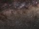 Illustration des neu entdeckten Planeten (rechts). Der Planet umkreist einen Stern in einem Doppelsternsystem. Der Nachweis gelang durch die Verwendung des Mikrogravitationslinseneffekts. (Cheongho Han, Chungbuk National University, Republic of Korea)
