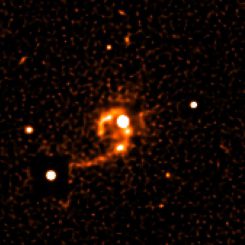 Der Quasar HE 1013-2136, hier aufgenommen vom Very Large Telescope der Europäischen Südsternwarte in Chile, besitzt eine sehr komplexe Umgebung, mit der er in Wechselwirkung steht. (ESO)
