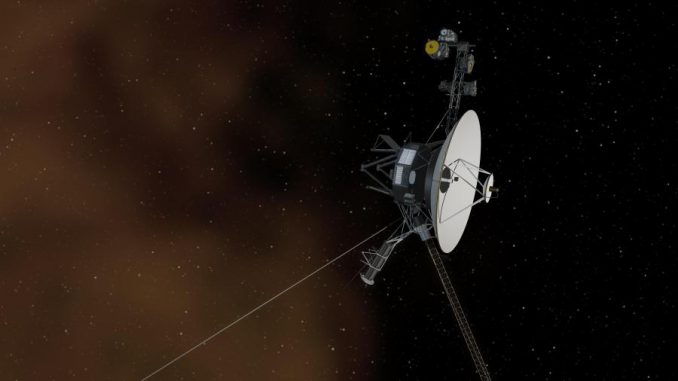 Diese Illustration zeigt die Raumsonde Voyager 1 beim Eintritt in den interstellaren Raum. Der Raum zwischen den Sternen wird von Plasma dominiert, hier als bräunlicher Nebel dargestellt. (NASA / JPL-Caltech)