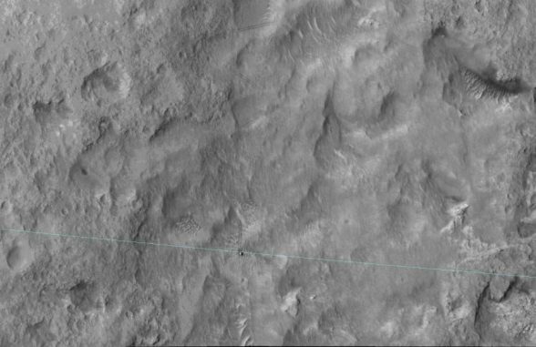Diese Aufnahme machte die HiRISE-Kamera an Bord des Mars Reconnaissance Orbiter am 27. Juni 2014. Sie zeigt den Marsrover Curiosity an der Grenze der Landeellipse (blaue Linie). (NASA / JPL-Caltech / Univ. of Arizona)