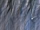 Dieses Vorher-Nachher-Bild der HiRISE-Kamera dokumentiert die Entstehung einer neuen Rinne an einem Abhang zwischen den Jahren 2010 und 2013. Die Rinne entstand wahrscheinlich durch Aktivitäten des Trockeneises. (NASA / JPL-Caltech / Univ. of Arizona)