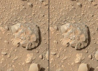 Vorher-Nachher-Aufnahmen eines Lichtblitzes, der von dem Laser der ChemCam erzeugt wurde, als er den Stein traf. Die Bilder wurden mit der Kamera des Mars Hand Lens Imager (MAHLI) Instruments gemacht, das sich an dem Roboterarm des Rovers befindet. (NASA / JPL-Caltech / MSSS)