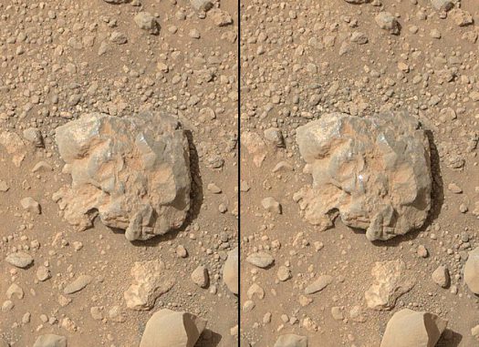 Vorher-Nachher-Aufnahmen eines Lichtblitzes, der von dem Laser der ChemCam erzeugt wurde, als er den Stein traf. Die Bilder wurden mit der Kamera des Mars Hand Lens Imager (MAHLI) Instruments gemacht, das sich an dem Roboterarm des Rovers befindet. (NASA / JPL-Caltech / MSSS) Vorher-Nachher-Aufnahmen eines Lichtblitzes, der von dem Laser der ChemCam erzeugt wurde, als er den Stein traf. Die Bilder wurden mit der Kamera des Mars Hand Lens Imager (MAHLI) Instruments gemacht, das sich an dem Roboterarm des Rovers befindet. (NASA / JPL-Caltech / MSSS)