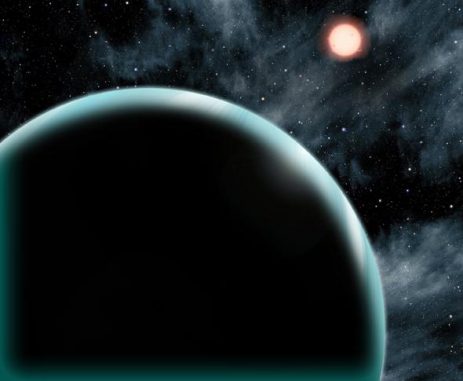 Diese künstlerische Darstellung zeigt den uranusgroßen Exoplaneten Kepler-421b, der alle 704 Tage einen orangefarbenen Stern des Spektraltyps K umkreist. Der Exoplanet befindet sich jenseits der Schneegrenze und könnte sich dort gebildet haben, anstatt aus einer anderen Umlaufbahn migriert zu sein. (David A. Aguilar (CfA))