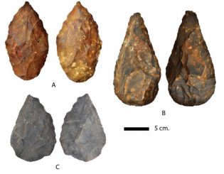 Faustkeile aus der Ausgrabungsstätte in Kathu. A und B sind Sandsteinfaustkeile, C besteht aus Quarzit. (Steven James Walker & et al.)