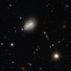 Das stark interagierende Galaxienpaar 2MASX J06094582-2140234, aufgenommen vom Weltraumteleskop Hubble. (ESA / Hubble &