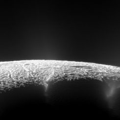 Dieses Bild zeigt das Geysirbecken auf dem Saturnmond Enceladus. Wasserdampf und Eispartikel werden aus Bruchstrukturen in den Weltraum geschleudert. Forscher haben die Quellen von etwa 100 Geysiren lokalisiert und neue Einblicke in ihren Ursprung gewonnen. (NASA / JPL-Caltech / SSI)