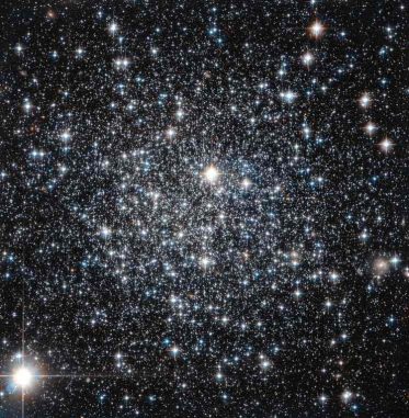 Der Kugelsternhaufen IC 4499, aufgenommen vom Weltraumteleskop Hubble. (ESA / Hubble & NASA) Der Kugelsternhaufen IC 4499, aufgenommen vom Weltraumteleskop Hubble. (ESA / Hubble & NASA)