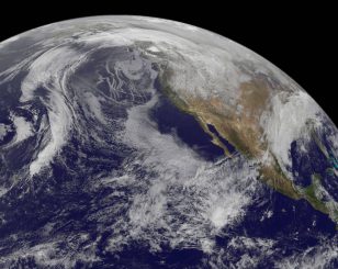Tiefliegende Wolken über der kalifornischen Küste am 26, Juli 2014. Die Aufnahme stammt vom Geostationary Operational Environmental Satellite (GOES)-15 Satellit der NOAA / NASA. Eine neue Studie untersucht, wie Veränderungen der Aerosolkonzentrationen diesen Wolkentyp beeinflussen. (NASA / Goddard Space Flight Center, data from NOAA GOES)