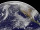 Tiefliegende Wolken über der kalifornischen Küste am 26, Juli 2014. Die Aufnahme stammt vom Geostationary Operational Environmental Satellite (GOES)-15 Satellit der NOAA / NASA. Eine neue Studie untersucht, wie Veränderungen der Aerosolkonzentrationen diesen Wolkentyp beeinflussen. (NASA / Goddard Space Flight Center, data from NOAA GOES)