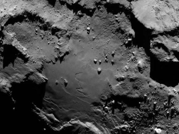 Nahaufnahme einer glatten Region an der Basis des Kometenkörpers. Das Bild stammt vom OSIRIS-Instrument und wurde am 6. August 2014 aufgenommen. (ESA / Rosetta / MPS for OSIRIS Team)