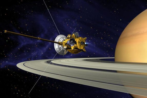 Künstlerische Darstellung einer Triebwerkszündung Cassinis im Saturnsystem. (NASA / JPL) Künstlerische Darstellung einer Triebwerkszündung Cassinis im Saturnsystem. (NASA / JPL)