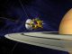 Künstlerische Darstellung einer Triebwerkszündung Cassinis im Saturnsystem. (NASA / JPL)