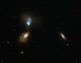 Das interagierende Galaxienpaar Zw I 136 (links) und einige andere Galaxien, aufgenommen vom Weltraumteleskop Hubble. (ESA / Hubble & NASA; Acknowledgement: Judy Schmidt)