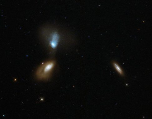 Das interagierende Galaxienpaar Zw I 136 (links) und einige andere Galaxien, aufgenommen vom Weltraumteleskop Hubble. (ESA / Hubble & NASA; Acknowledgement: Judy Schmidt) Das interagierende Galaxienpaar Zw I 136 (links) und einige andere Galaxien, aufgenommen vom Weltraumteleskop Hubble. (ESA / Hubble & NASA; Acknowledgement: Judy Schmidt)
