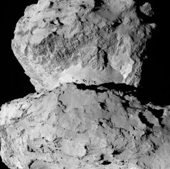 Auf diesem Bild des Kometen 67P/Churyumov-Gerasimenko sind die vielfältigen Strukturen auf seiner Oberfläche zu erkennen. (ESA / Rosetta / NAVCAM)