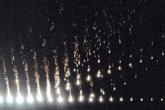 Der Feuerball vom 18. Oktober 2012 über der San Francisco Bay Area zeigt das Ende des Auseinanderbrechens des Novato-Meteoriten. Die Bilder wurden aus einer Entfernung von 65 Kilometern aufgenommen. (Robert P. Moreno Jr., Jim Albers and Peter Jenniskens)