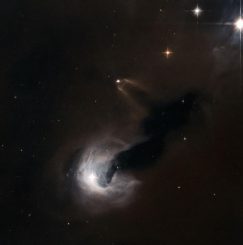 Der Reflexionsnebel [B77] 63 und rechts daneben die Dunkelwolke Dobashi 4173, aufgenommen vom Weltraumteleskop Hubble. (ESA / Hubble & NASA)