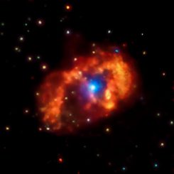 Chandra-Aufnahme des Doppelsternsystems Eta Carinae und seiner komplexen Umgebung. Die beiden massereichen Sterne emittieren gewaltige Sternwinde, die miteinander kollidieren und dabei Röntgenstrahlung produzieren. (NASA / CXC / GSFC / K.Hamaguchi, et al.)