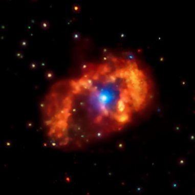Chandra-Aufnahme des Doppelsternsystems Eta Carinae und seiner komplexen Umgebung. Die beiden massereichen Sterne emittieren gewaltige Sternwinde, die miteinander kollidieren und dabei Röntgenstrahlung produzieren. (NASA / CXC / GSFC / K.Hamaguchi, et al.) Chandra-Aufnahme des Doppelsternsystems Eta Carinae und seiner komplexen Umgebung. Die beiden massereichen Sterne emittieren gewaltige Sternwinde, die miteinander kollidieren und dabei Röntgenstrahlung produzieren. (NASA / CXC / GSFC / K.Hamaguchi, et al.)