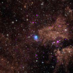 Der blaue Punkt auf diesem Bild markiert die Position eines energiereichen Pulsars - ein magnetischer, rotierender Kern eines Sterns, der in einer Supernova explodierte. (NASA / JPL-Caltech / SAO)