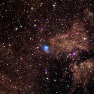 Der blaue Punkt auf diesem Bild markiert die Position eines energiereichen Pulsars - ein magnetischer, rotierender Kern eines Sterns, der in einer Supernova explodierte. (NASA / JPL-Caltech / SAO) Der blaue Punkt auf diesem Bild markiert die Position eines energiereichen Pulsars - ein magnetischer, rotierender Kern eines Sterns, der in einer Supernova explodierte. (NASA / JPL-Caltech / SAO)