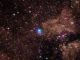 Der blaue Punkt auf diesem Bild markiert die Position eines energiereichen Pulsars - ein magnetischer, rotierender Kern eines Sterns, der in einer Supernova explodierte. (NASA / JPL-Caltech / SAO)