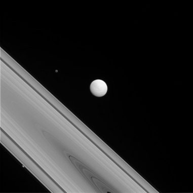 Die Saturnmonde Tethys (Bildmitte), Hyperion (oben links) und Prometheus (unten links), aufgenommen von der Raumsonde Cassini. (NASA / JPL-Caltech / Space Science Institute)