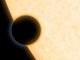Diese Illustration zeigt die Silhouette des Exoplaneten HAT-P-11b vor seinem Zentralstern. Der Exoplanet wurde bei einem Transit beobachtet, um mehr über seine Atmosphäre zu erfahren. (NASA / JPL-Caltech)