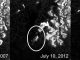 Diese drei Aufnahmen basieren auf Daten des Synthetic Aperture Radar an Bord der Raumsonde Cassini. Sie zeigen die Entstehung und die Entwicklung einer rätselhaften Struktur in Ligeia Mare auf dem Saturnmond Titan. (NASA / JPL-Caltech / ASI / Cornell)