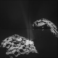 Fotomontage des Kometen 67P/Churyumov-Gerasimenko. Die Montage besteht aus vier Aufnahmen, die am 26. September 2014 von der Raumsonde Rosetta gemacht wurden. In der Bildmitte sind Jets aus Gas und Staub erkennbar, die von der Oberfläche des Kometen wegströmen. (ESA / Rosetta / NAVCAM)