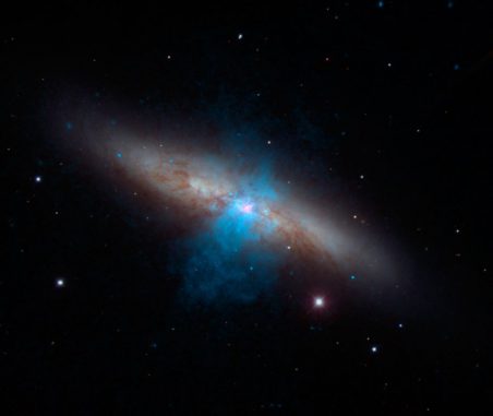 Auf dieser Aufnahme sind die hochenergetischen Röntgenstrahlen (magenta) eines seltenen und gewaltigen Pulsars zu sehen. Es handelt sich um den hellsten Pulsar, der bislang registriert wurde. (NASA / JPL-Caltech / SAO / NOAO)