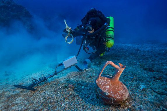 Der griechische Taucher Alexandros Sotiriou entdeckt einen intakten Keramikkrug und einen Takelagenring aus Bronze. (Brett Seymour, Copyright: Return to Antikythera 2014)