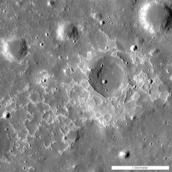 Diese Struktur namens Maskelyne ist eine von vielen neu entdeckten, jungen, vulkanischen Ablagerungen auf dem Mond. Sie werden als irreguläre Marebereiche bezeichnet und sind vermutlich Überreste kleiner, basaltischer Eruptionen. (NASA / GSFC / Arizona State University)