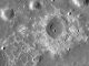 Diese Struktur namens Maskelyne ist eine von vielen neu entdeckten, jungen, vulkanischen Ablagerungen auf dem Mond. Sie werden als irreguläre Marebereiche bezeichnet und sind vermutlich Überreste kleiner, basaltischer Eruptionen. (NASA / GSFC / Arizona State University)