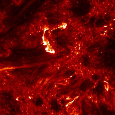 Diese IRIS-Aufnahme zeigt Emissionen von heißem Plasma in der Übergangsregion zwischen der Sonnenoberfläche und der äußeren Korona. Die helle, C-förmige Struktur oberhalb der Bildmitte stellt eine Aufhellung in den Ausgangspunkten heißer koronaler Bögen dar, verursacht durch hochenergetische Elektronen. Die Elektronen werden von Nanoflares beschleunigt. Die Auflösung liegt bei 120 Kilometern pro Pixel. (NASA / IRIS)