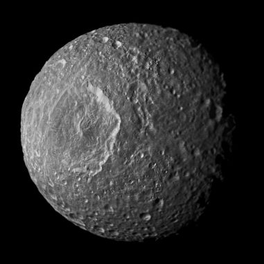 Dieses Mosaik des Saturnmondes Mimas wurde aus Bildern erstellt, die von der NASA-Raumsonde Cassini während ihres engsten Vorbeifluges an dem Mond am 13. Februar 2010 gemacht wurden. (NASA / JPL-Caltech / Space Science Institute) Dieses Mosaik des Saturnmondes Mimas wurde aus Bildern erstellt, die von der NASA-Raumsonde Cassini während ihres engsten Vorbeifluges an dem Mond am 13. Februar 2010 gemacht wurden. (NASA / JPL-Caltech / Space Science Institute)