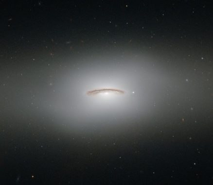 Hubble-Aufnahme der linsenförmigen Galaxie NGC 4526 im Sternbild Jungfrau. (ESA / Hubble & NASA; Acknowledgement: Judy Schmidt)