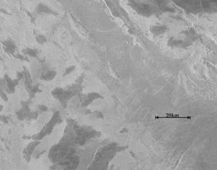 Dies ist ein Radarbild von einem der untersuchten Gebiete in Ovda Regio auf der Venus. Es gibt einen kontinuierlichen Helligkeitsanstieg der Radarreflektivität mit zunehmender Höhe. An den höchsten Stellen fällt die Radarhelligkeit plötzlich ab, was hier durch die dunklen Gebiete dargestellt wird. Die Ursache dafür ist noch unklar. (Harrington / Treiman / Lunar and Planetary Institute)