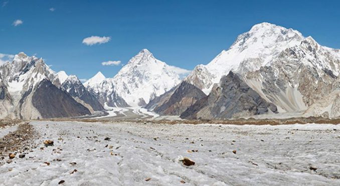 Diese Aufnahme zeigt den K2, den zweithöchsten Berg der Erde (Mitte), mit dem Baltoro-Gletscher im Vordergrund. Forscher haben das Klima in der Bergregion untersucht und eine mögliche Erklärung für die Karakorum-Anomalie gefunden. (Image courtesy of Princeton University)