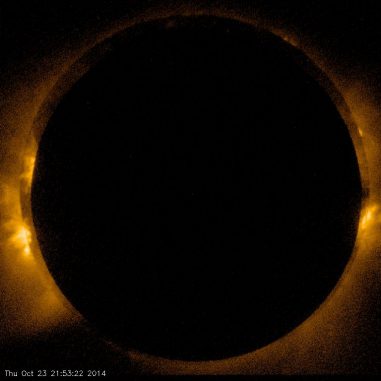 Hinode-Aufnahme der ringförmigen Sonnenfinsternis vom 23. Oktober 2014. Die Bilder zeigen das Ereignis im Röntgenbereich des elektromagnetischen Spektrums. (NASA / Hinode)