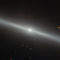 Seitenansicht der Galaxie NGC 4762 im Sternbild Jungfrau, aufgenommen vom Weltraumteleskop Hubble. (ESA / Hubble & NASA)