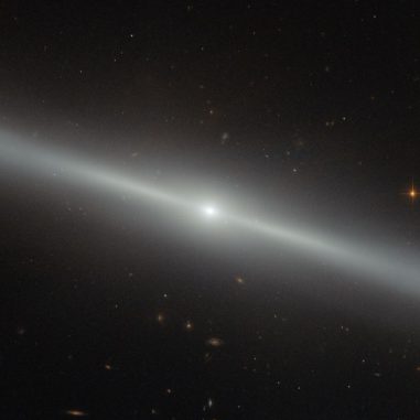 Seitenansicht der Galaxie NGC 4762 im Sternbild Jungfrau, aufgenommen vom Weltraumteleskop Hubble. (ESA / Hubble & NASA) Seitenansicht der Galaxie NGC 4762 im Sternbild Jungfrau, aufgenommen vom Weltraumteleskop Hubble. (ESA / Hubble & NASA)