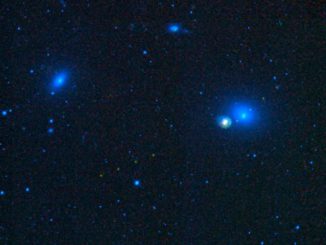 Ein kleiner Ausschnitt des Virgo-Galaxienhaufens im Sternbild Jungfrau, aufgenommen vom Weltraumteleskop WISE. Die grünlichen Punkte sind Spuren von Asteroiden in unserem Sonnensystem, deren Bewegungen sich vor dem fernen Hintergrund abzeichnen. (NASA / JPL-Caltech / UCLA)